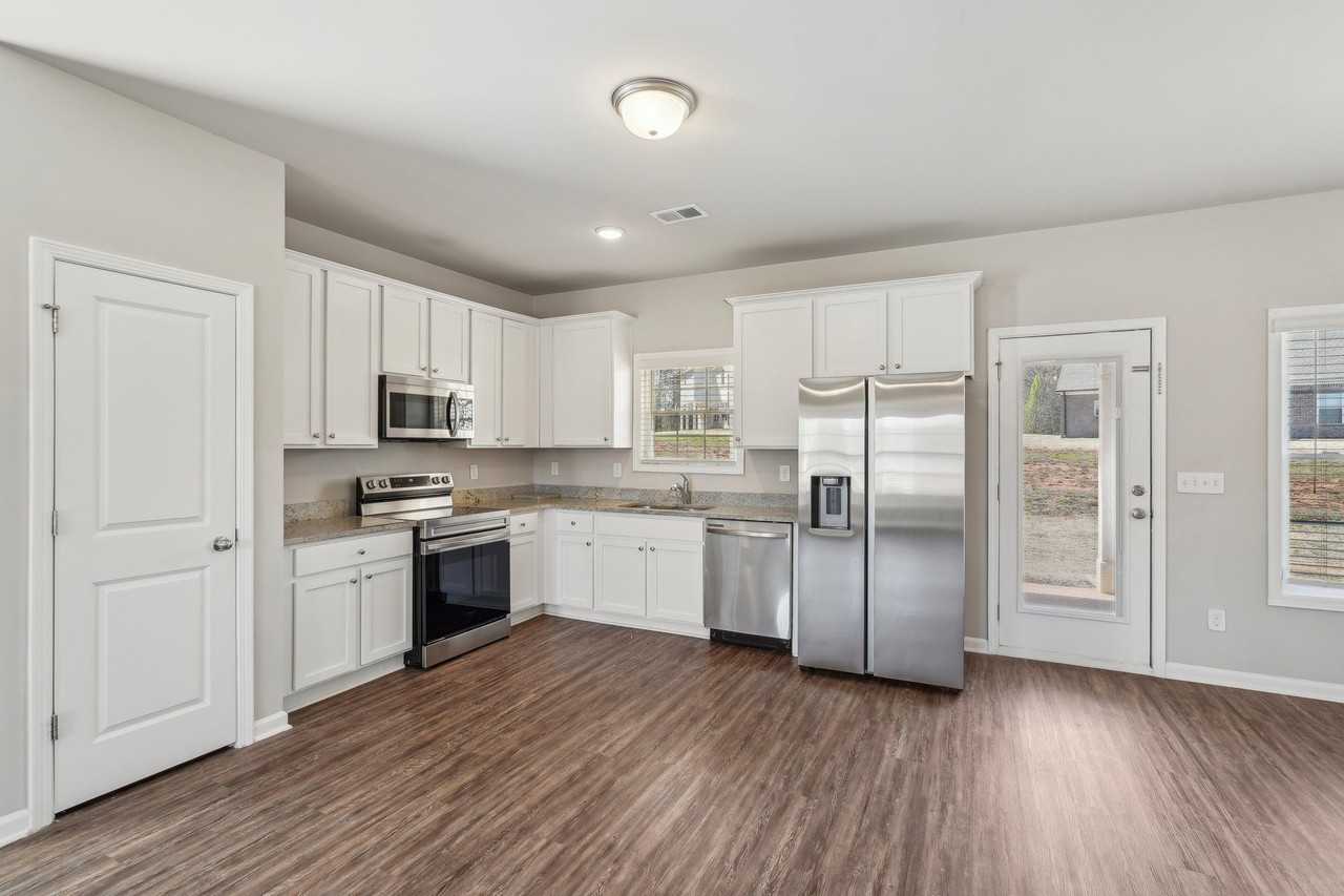 College Manor - Photo 4 of 44