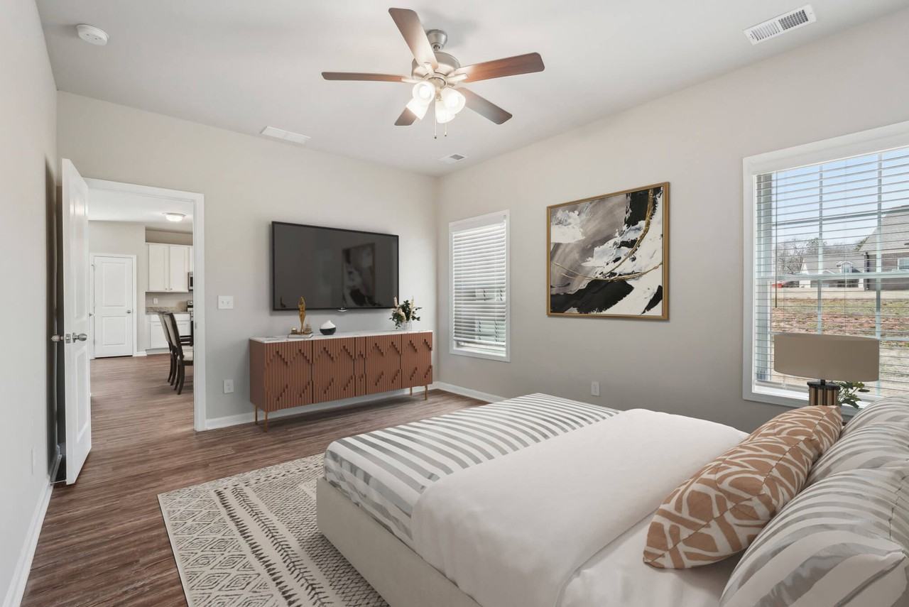 College Manor - Photo 6 of 44