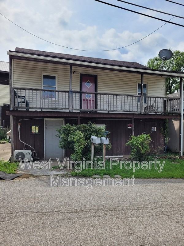 606 21st St W #B - Photo 2 of 12