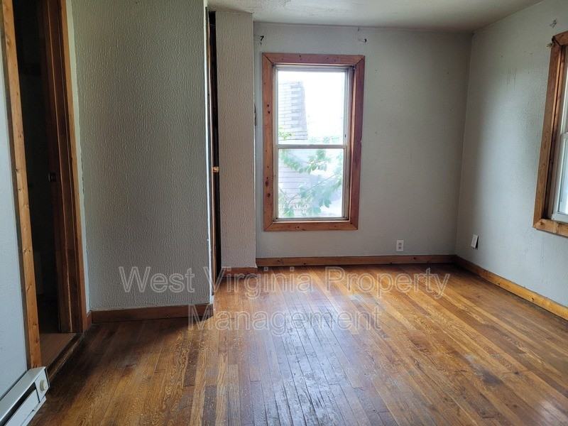 606 21st St W #B - Photo 3 of 12