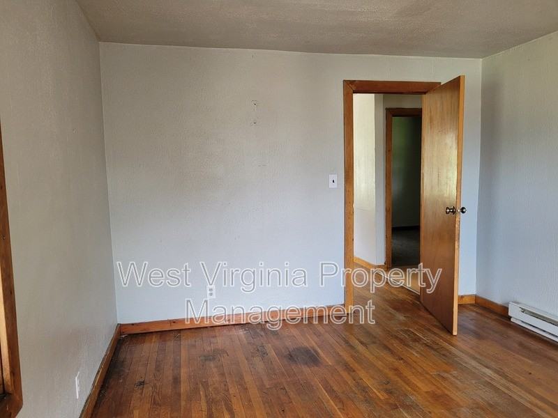 606 21st St W #B - Photo 4 of 12
