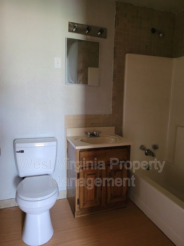 606 21st St W #B - Photo 5 of 12