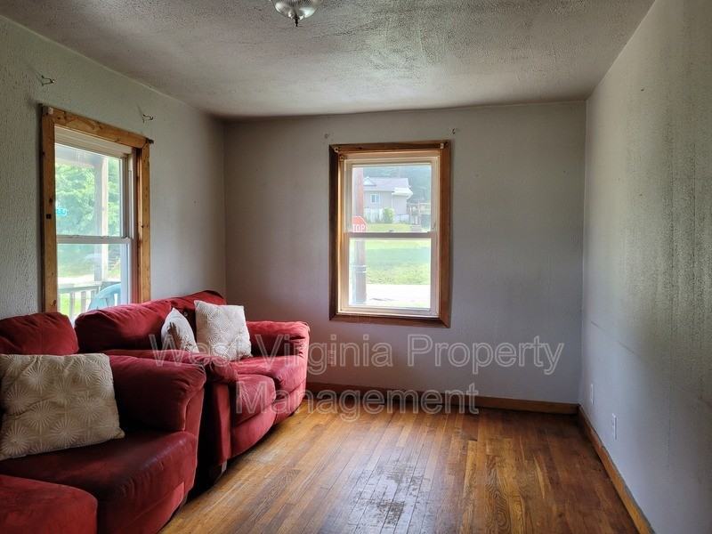 606 21st St W #B - Photo 6 of 12