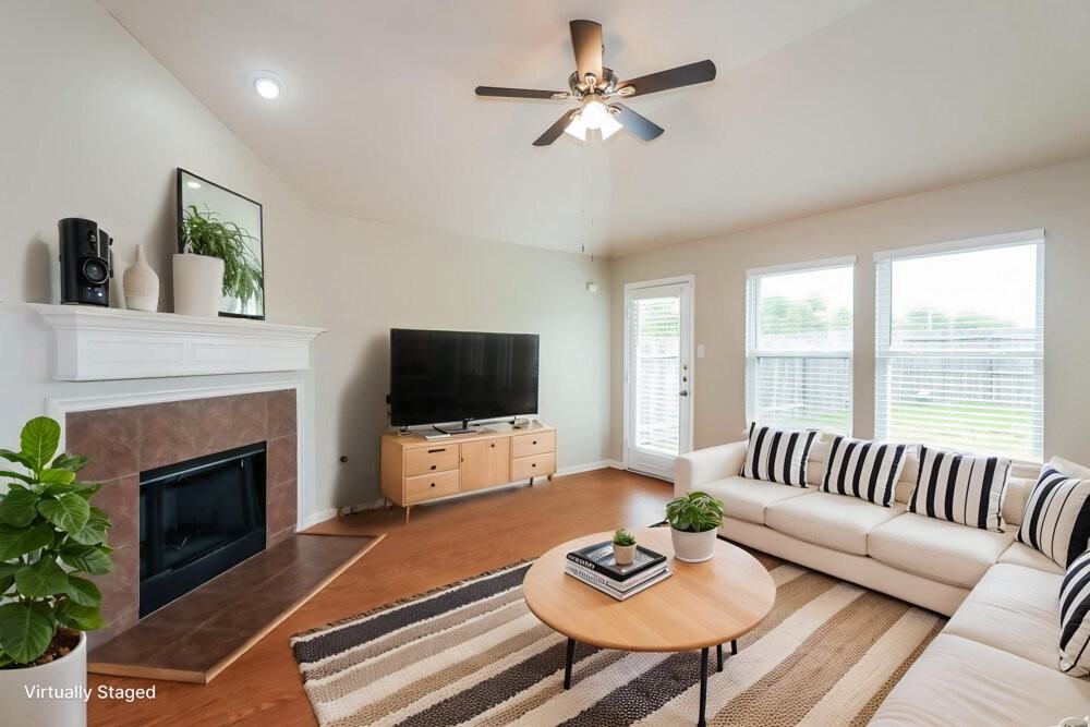 13910 Maleewan Ln - Photo 3 of 18