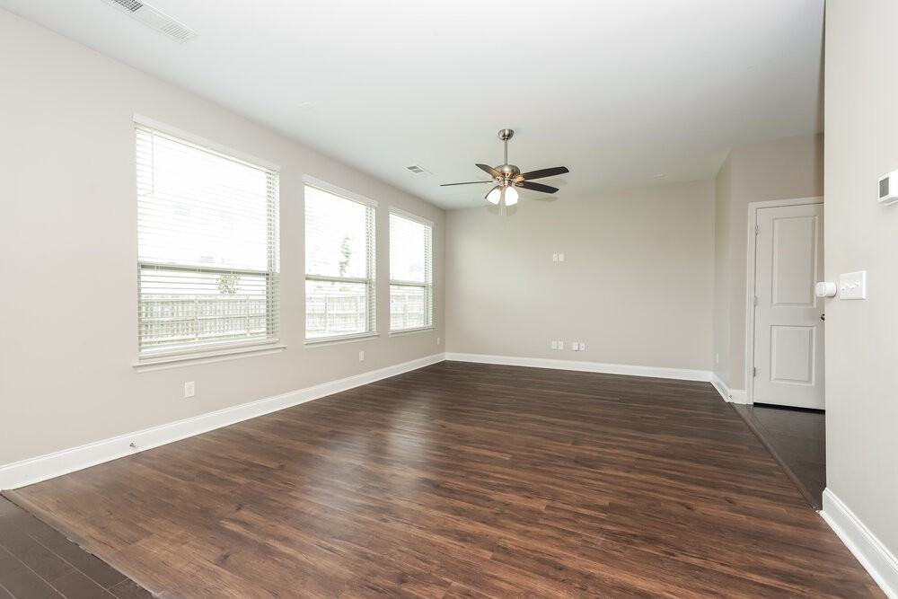 1005 Keeneland Dr - Photo 4 of 17
