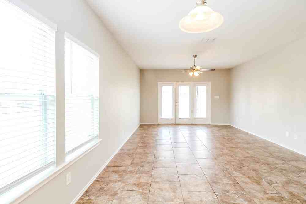 10048 Iron Ridge Dr - Photo 4 of 16