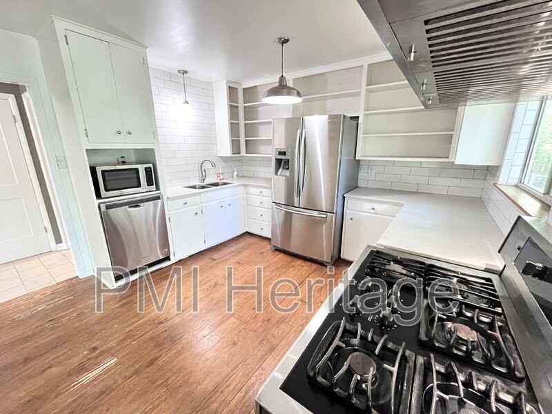 1139 N Sunset Dr - Photo 2 of 21