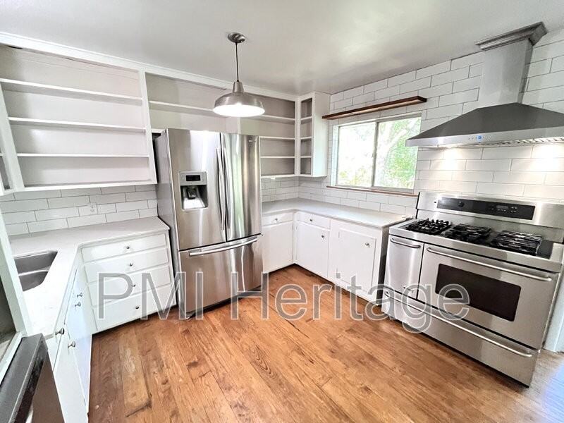 1139 N Sunset Dr - Photo 3 of 21