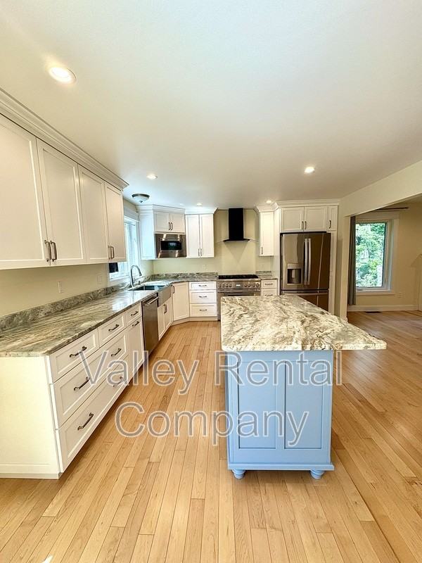 118 Lindenridge Rd - Photo 2 of 22