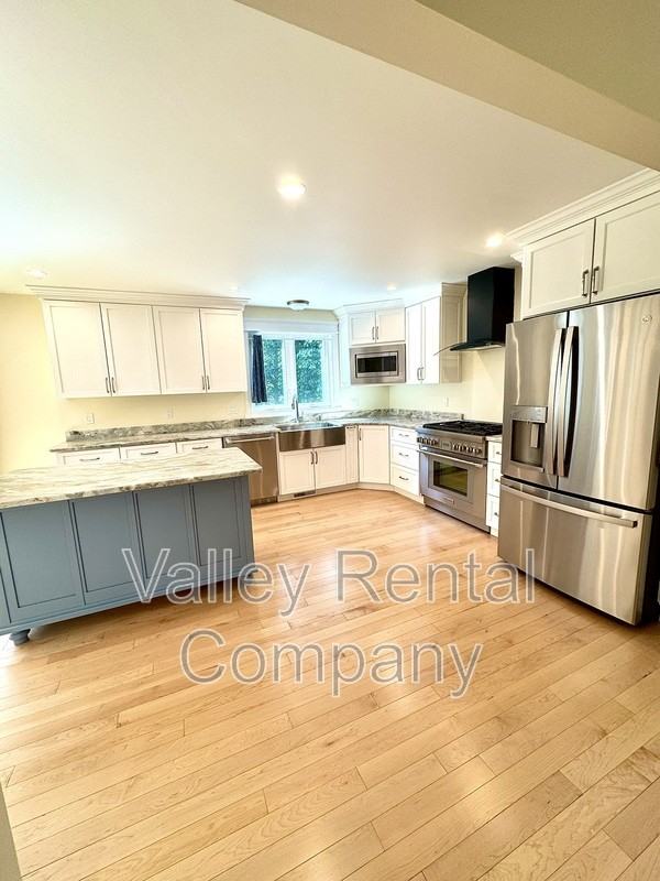 118 Lindenridge Rd - Photo 3 of 22