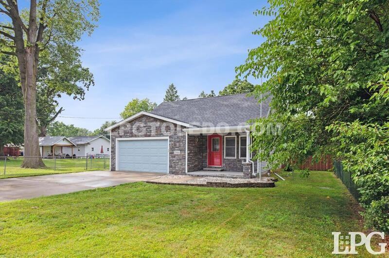 7044 Springfield Dr - Photo 3 of 31