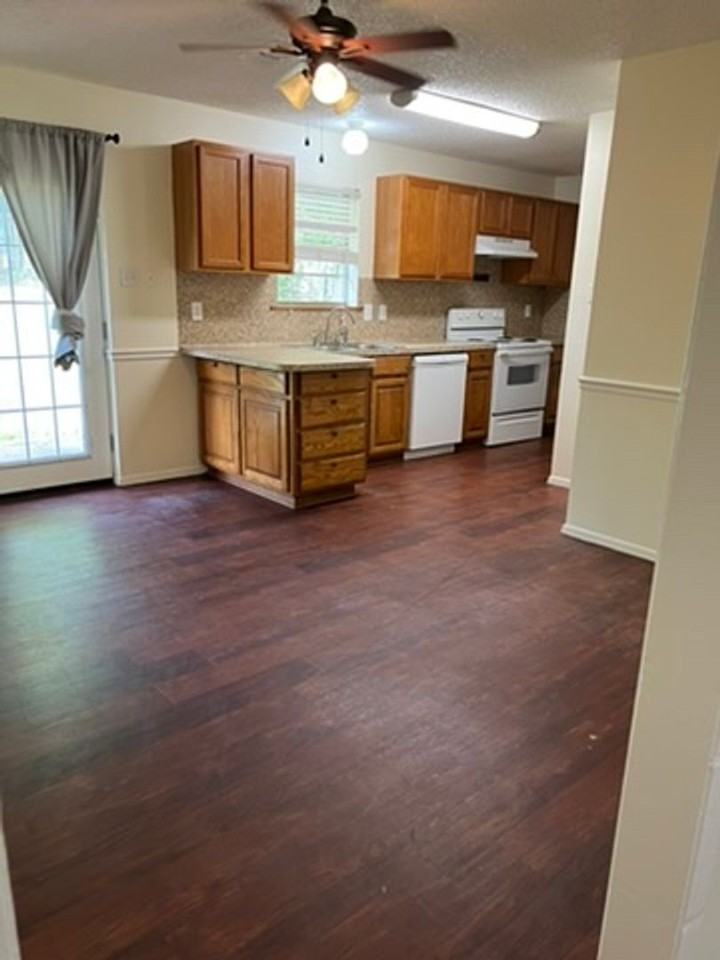1206 Chad St - Photo 3 of 10