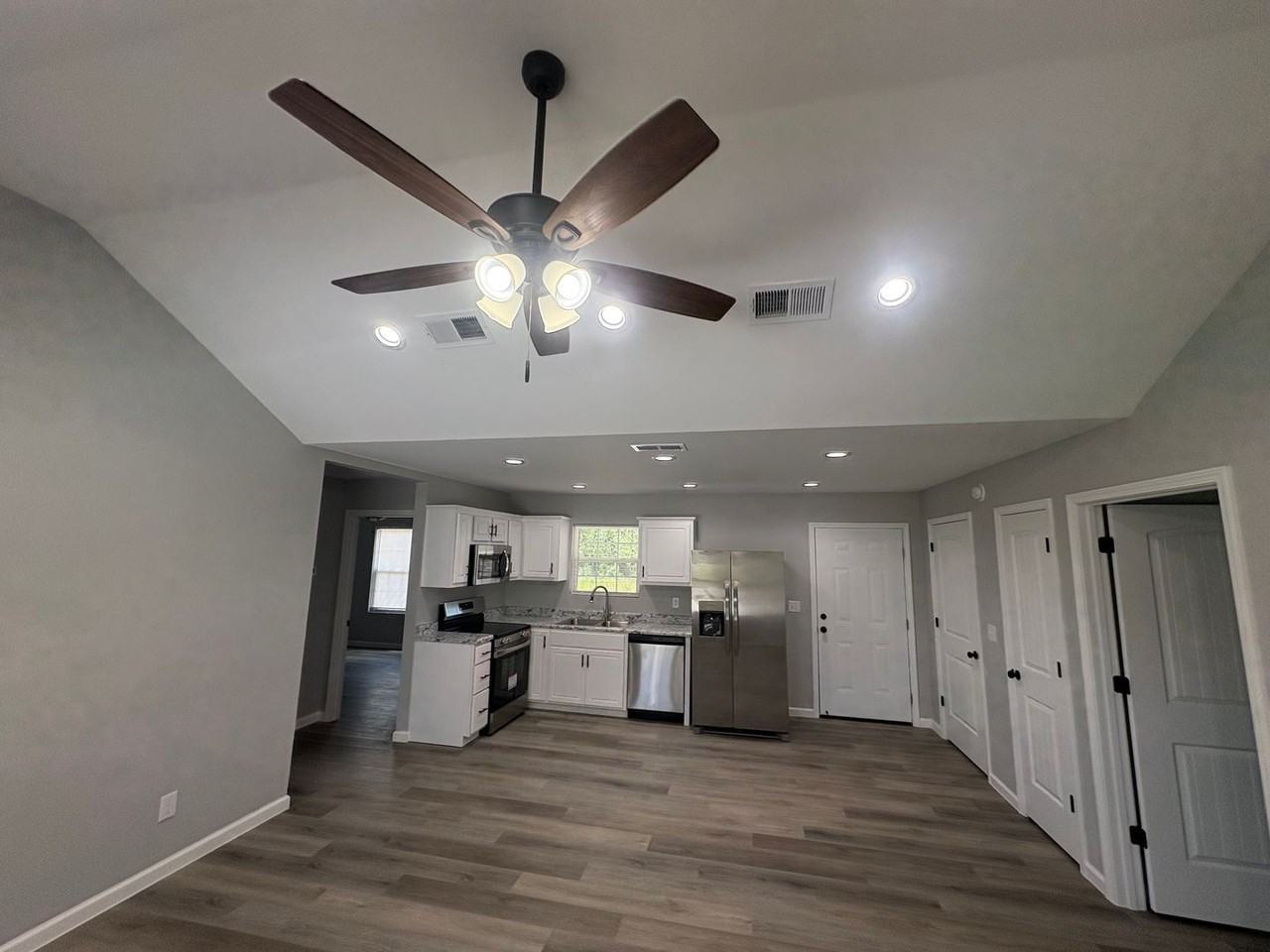 1085 Hughes St - Photo 2 of 17