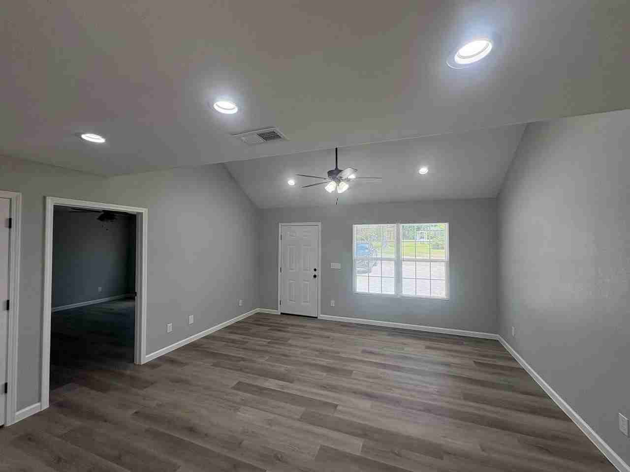 1085 Hughes St - Photo 3 of 17