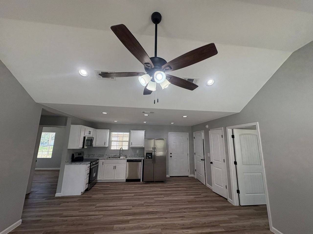 1653 Bell Ave - Photo 2 of 16