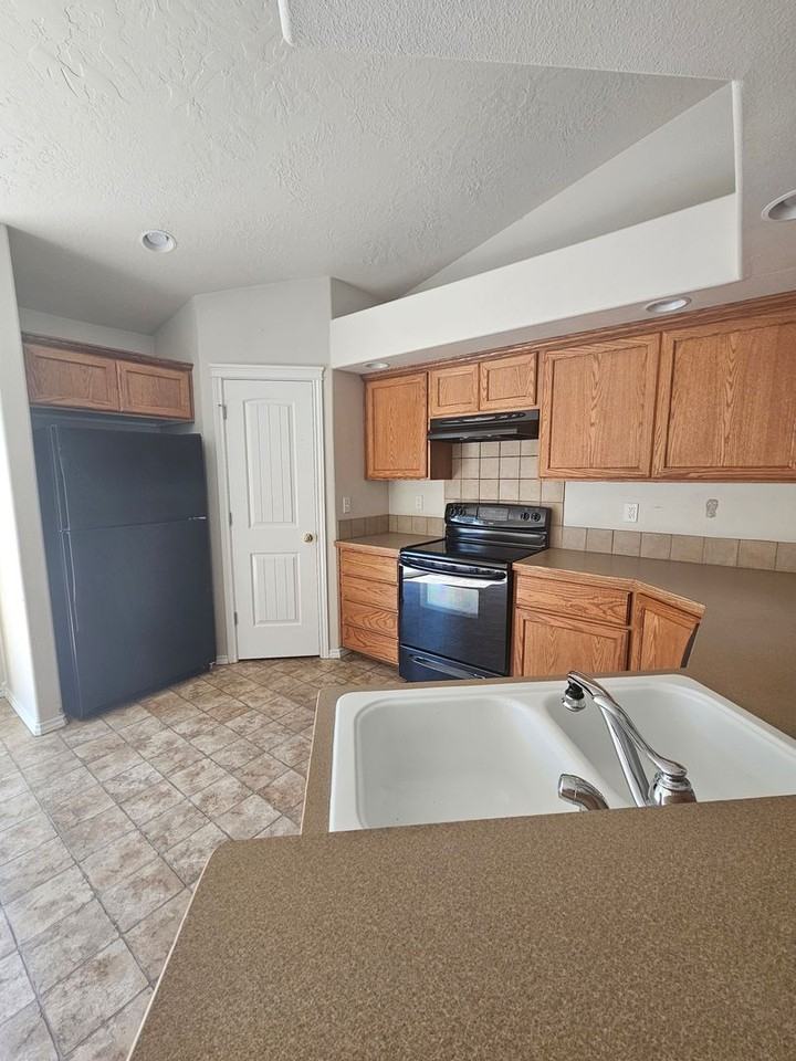 3714 N Buckstone Ave - Photo 2 of 14