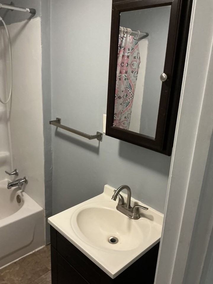 102 N Inglewood Dr - Photo 3 of 15