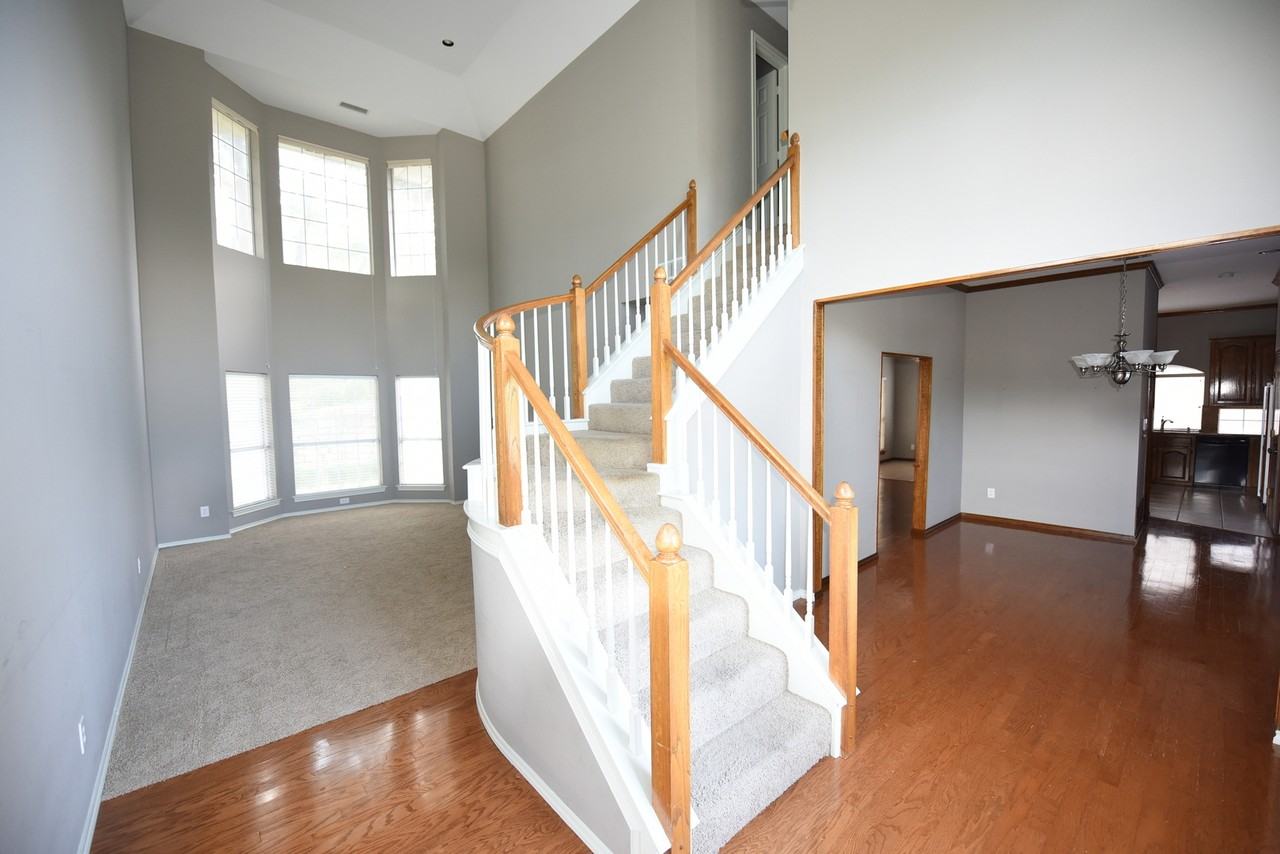 2701 Creekside Way - Photo 3 of 32