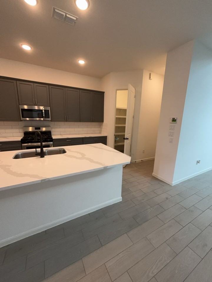 1542 Park Path Dr - Photo 4 of 14
