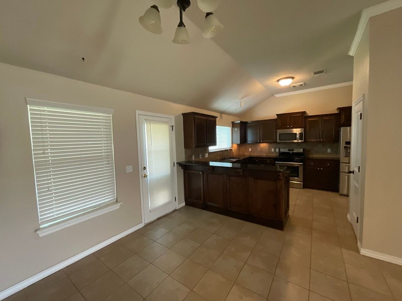 700 Apple Tree Ln - Photo 4 of 18