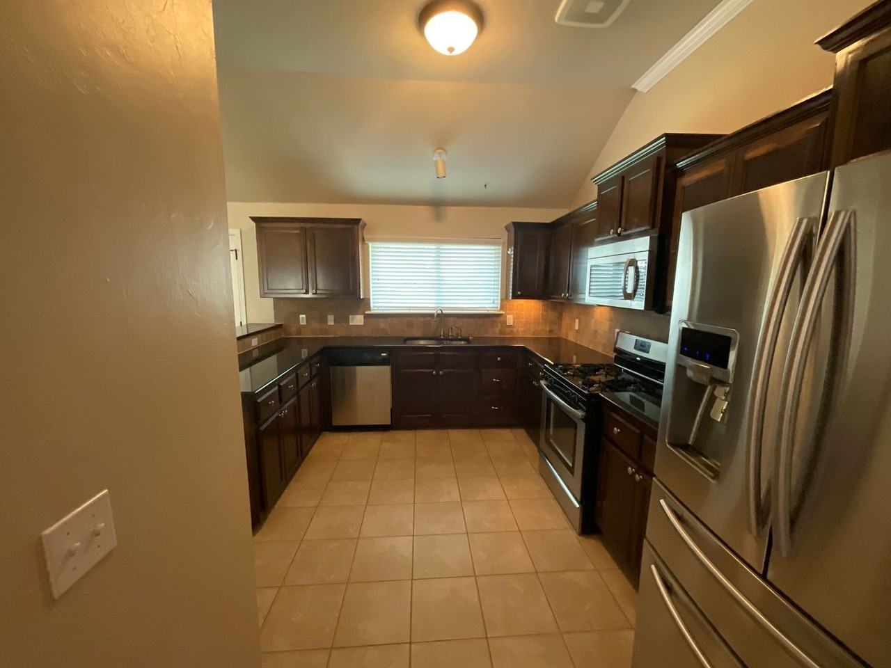 700 Apple Tree Ln - Photo 5 of 18