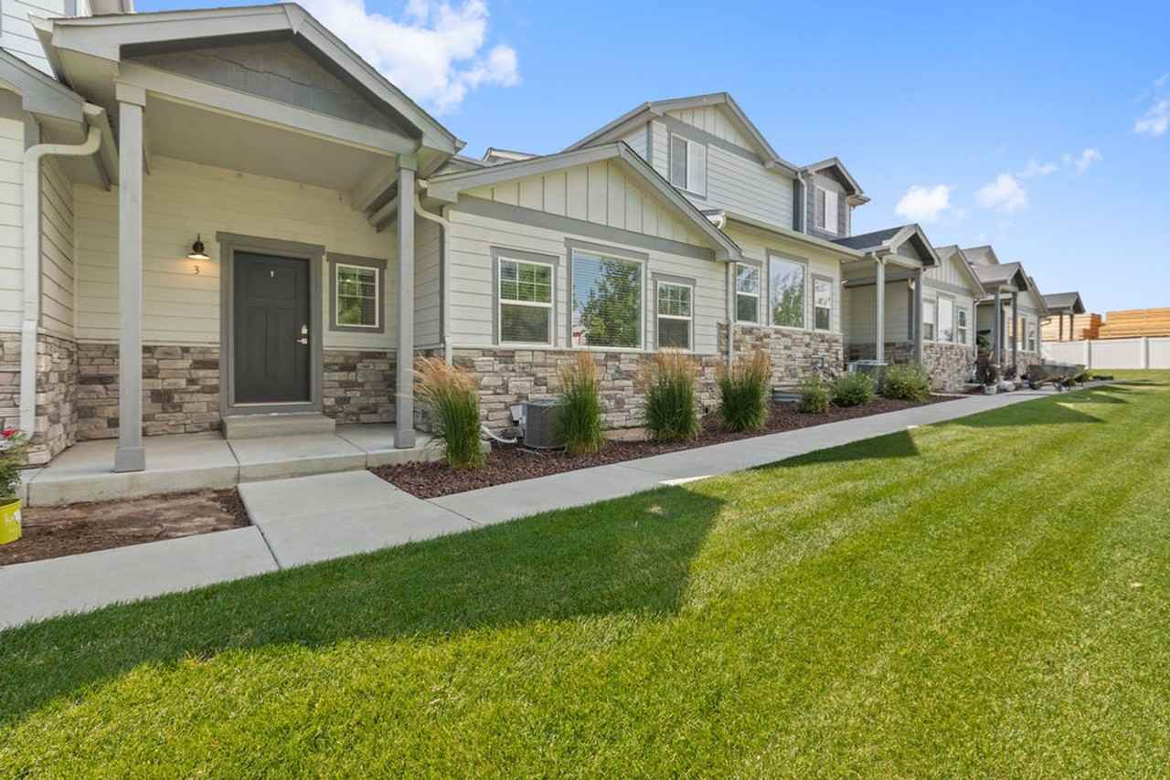 290 E Chestnut St #3 - Photo 3 of 50