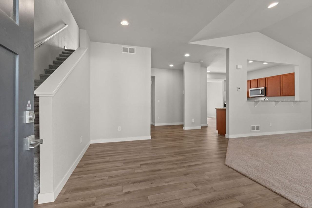 290 E Chestnut St #3 - Photo 7 of 50