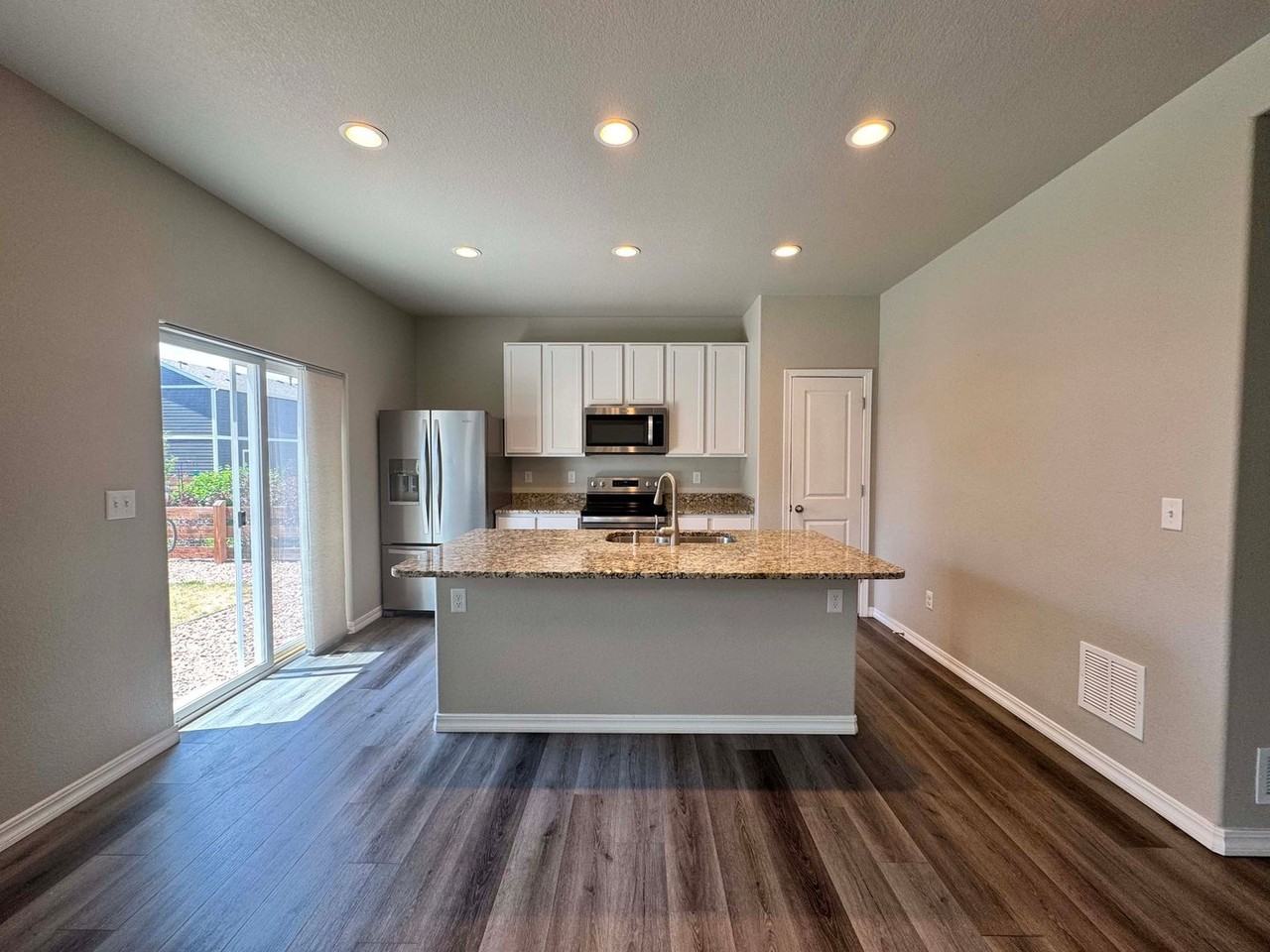 7135 Preble Dr - Photo 4 of 21