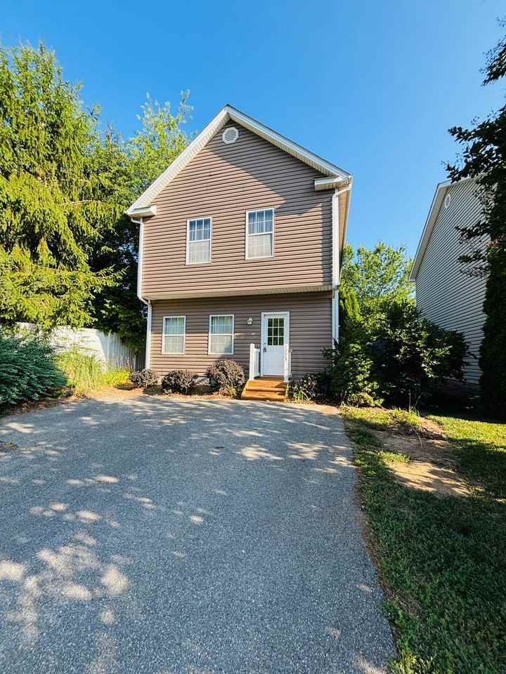 1723 Aden Ln - Photo 2 of 5