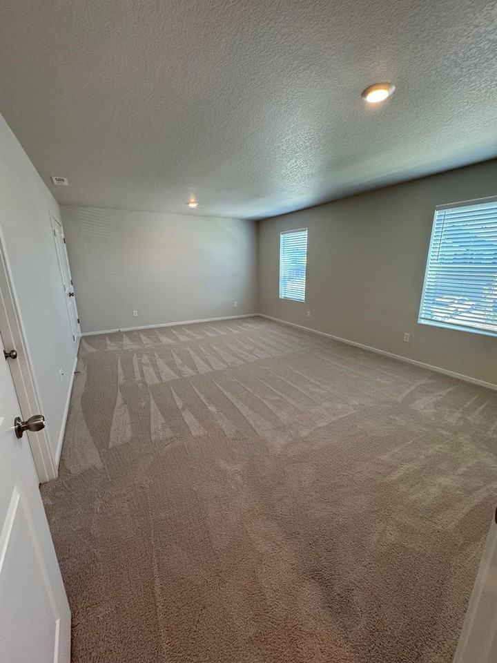 4873 Flight Ave Ne - Photo 3 of 34