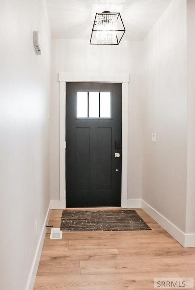 554 S Austin Ave - Photo 2 of 38