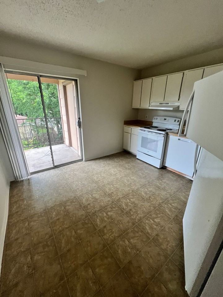 1704 Cedarhill Dr - Photo 3 of 12