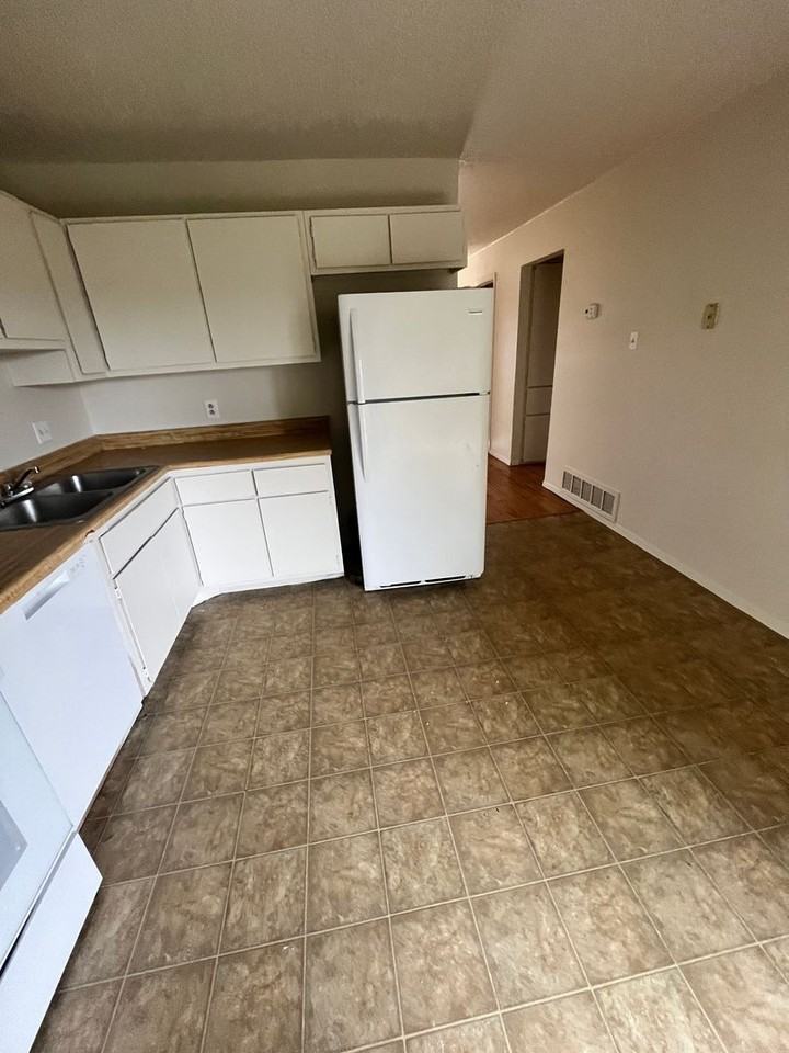 1704 Cedarhill Dr - Photo 4 of 12