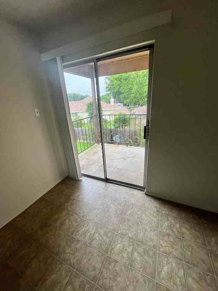 1704 Cedarhill Dr - Photo 5 of 12