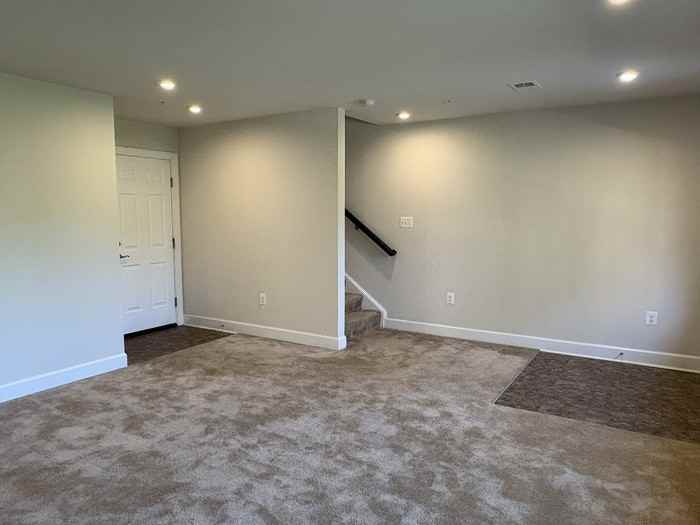 116 Albany Pl - Photo 3 of 33