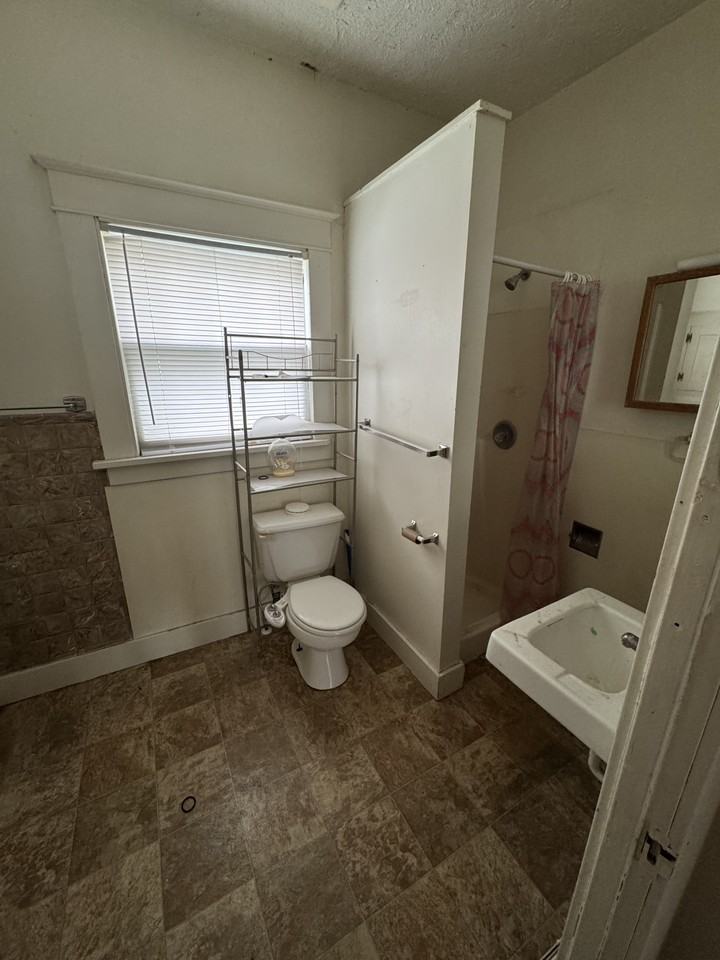 620 W 27th St #A - Photo 5 of 8