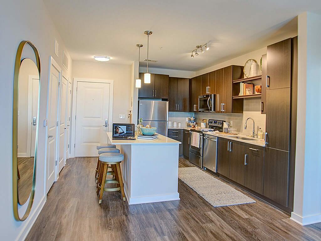 Caroline - Photo 3 of 24