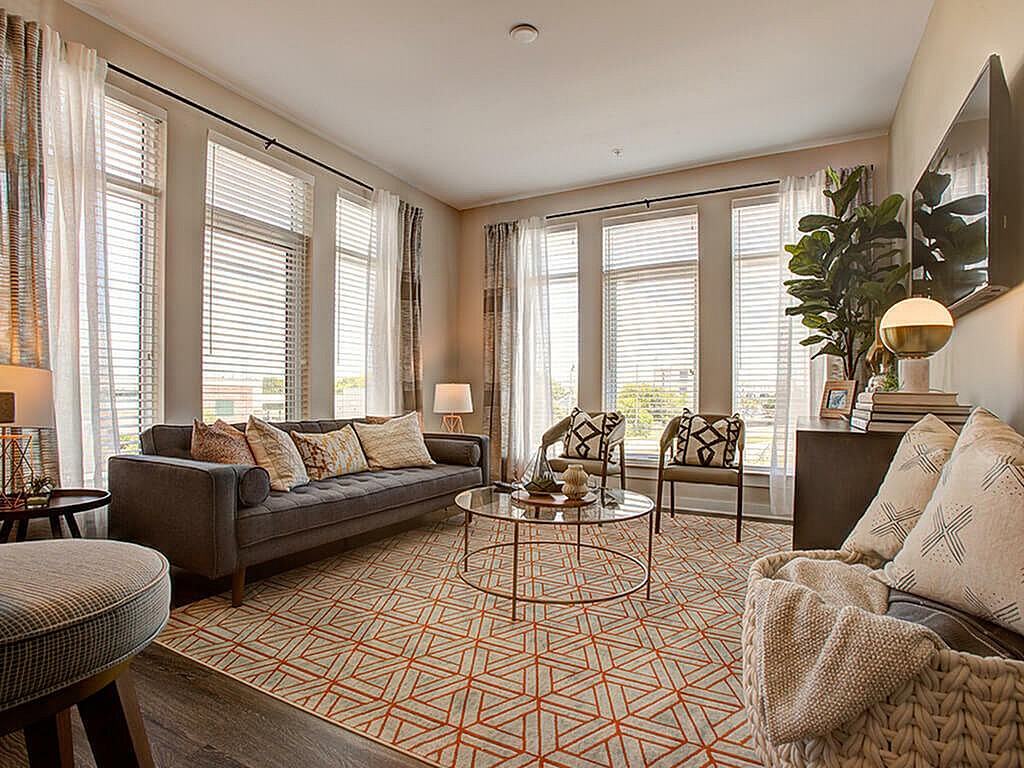 Caroline - Photo 4 of 24