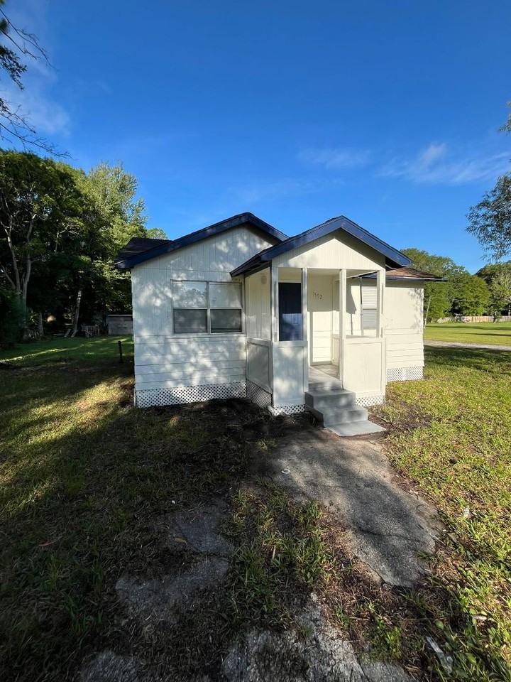 1552 Ne County Road 225 - Photo 2 of 20