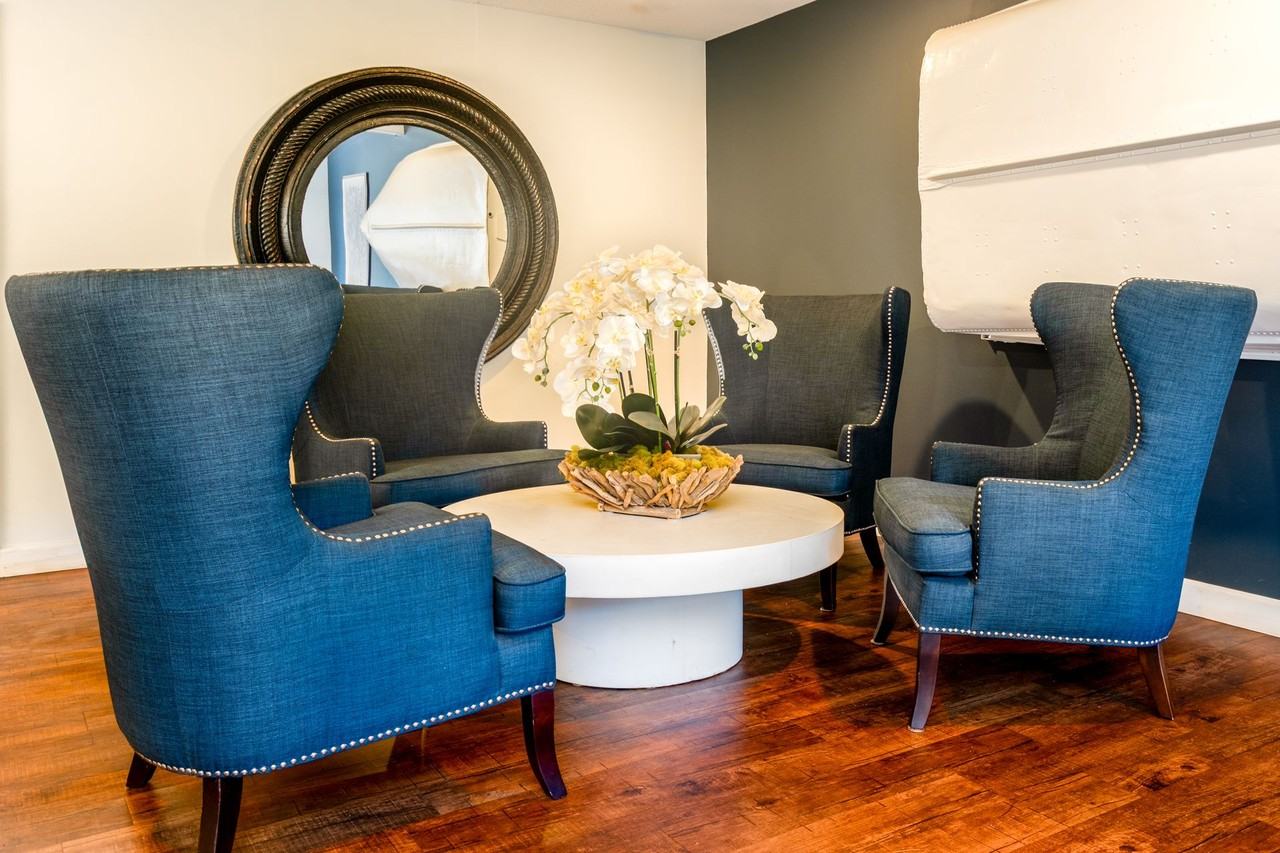 Highcroft Manor Apartments Located in Wayzata, MN - Photo 3 of 7