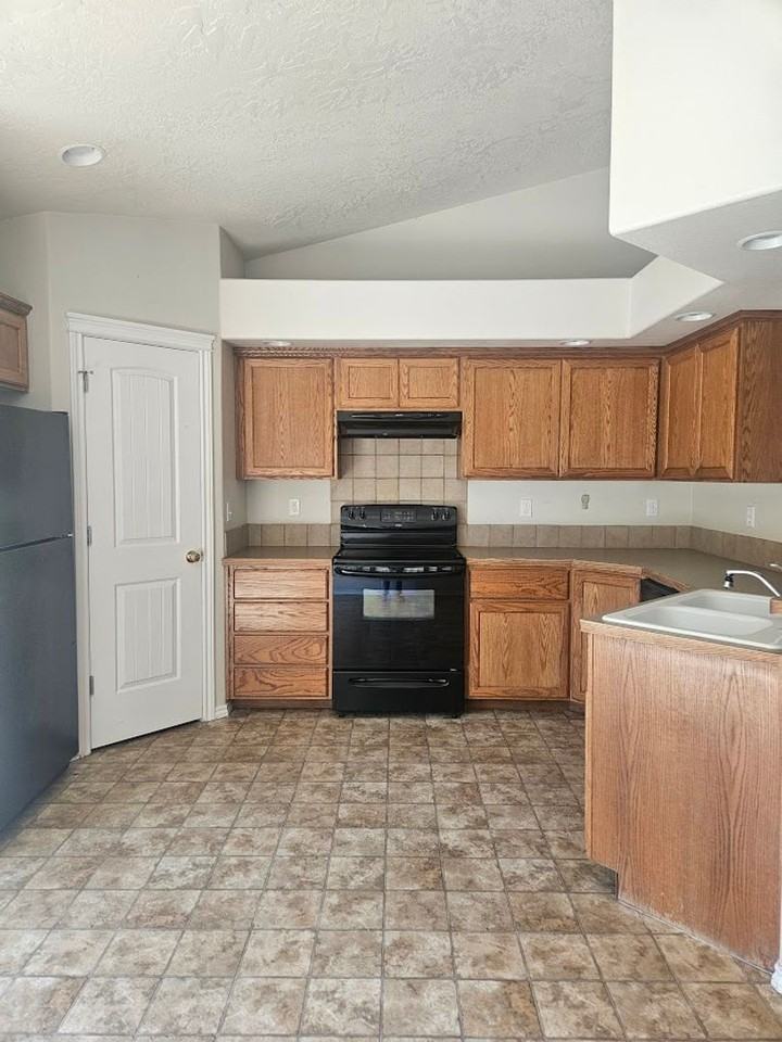 3714 N Buckstone Ave - Photo 3 of 14