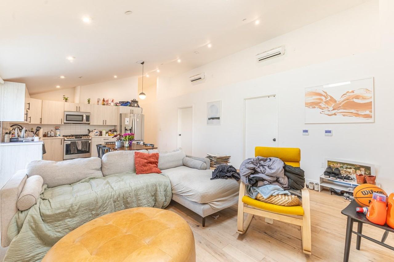 Charming highland park home with 6 bedrooms! Room to live, work, and grow! - Photo 2 of 18