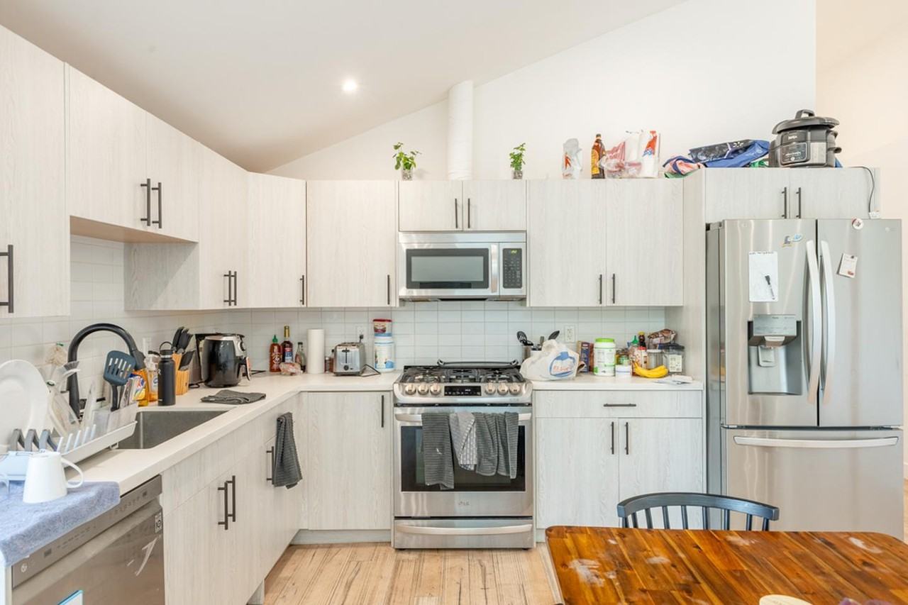 Charming highland park home with 6 bedrooms! Room to live, work, and grow! - Photo 4 of 18