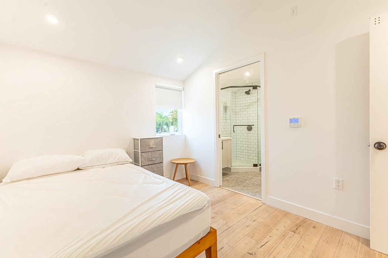 Charming highland park home with 6 bedrooms! Room to live, work, and grow! - Photo 5 of 18