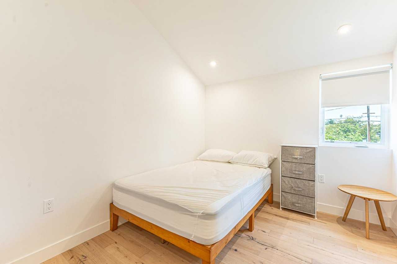 Charming highland park home with 6 bedrooms! Room to live, work, and grow! - Photo 7 of 18