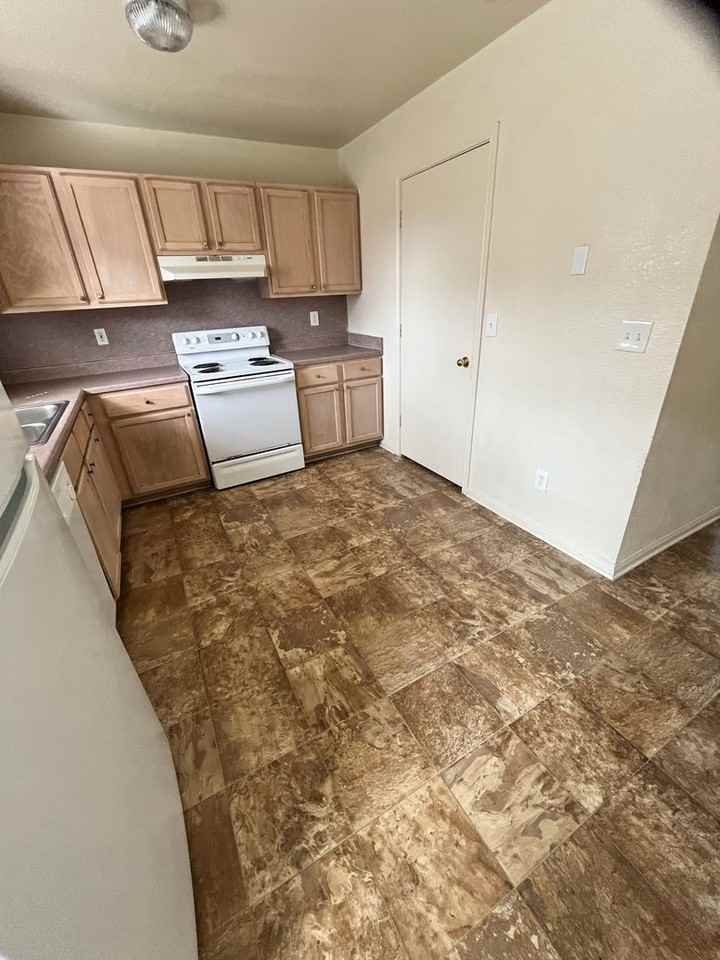 3305 Barcelona Dr - Photo 6 of 46