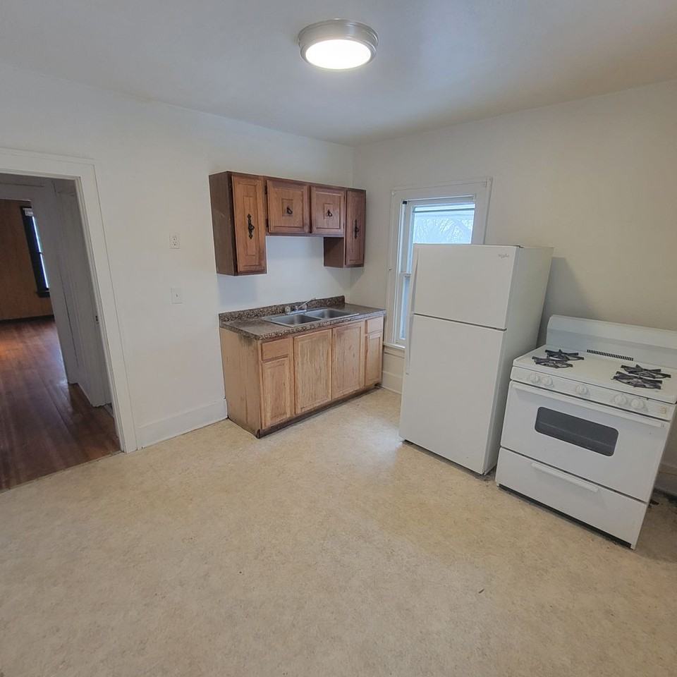1202 18th St - Photo 4 of 7