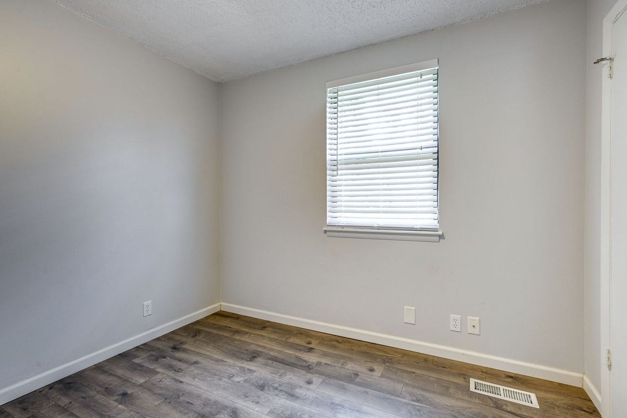 580 Judd Dr - Photo 2 of 24
