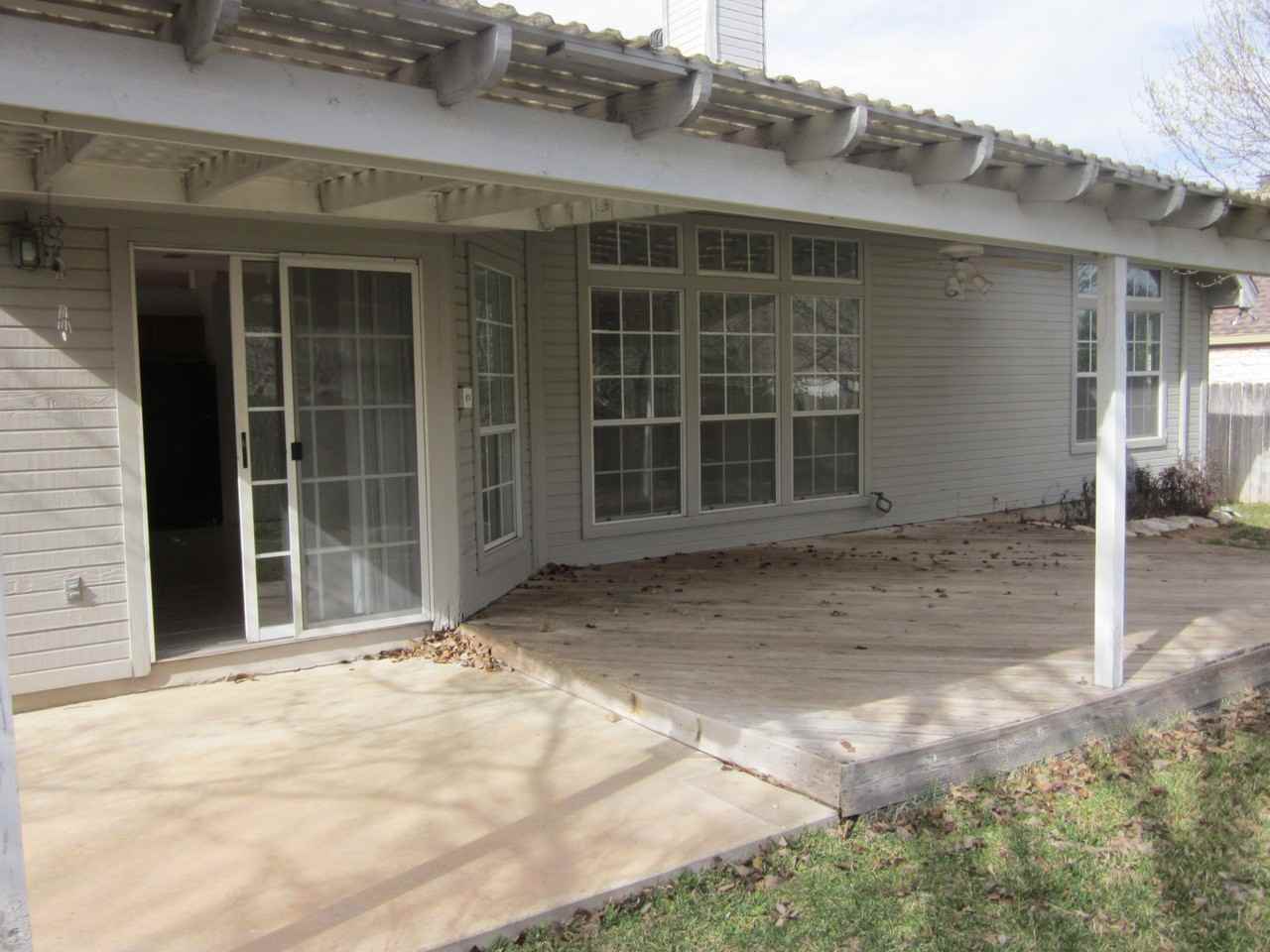 110 Benchmark St - Photo 2 of 6