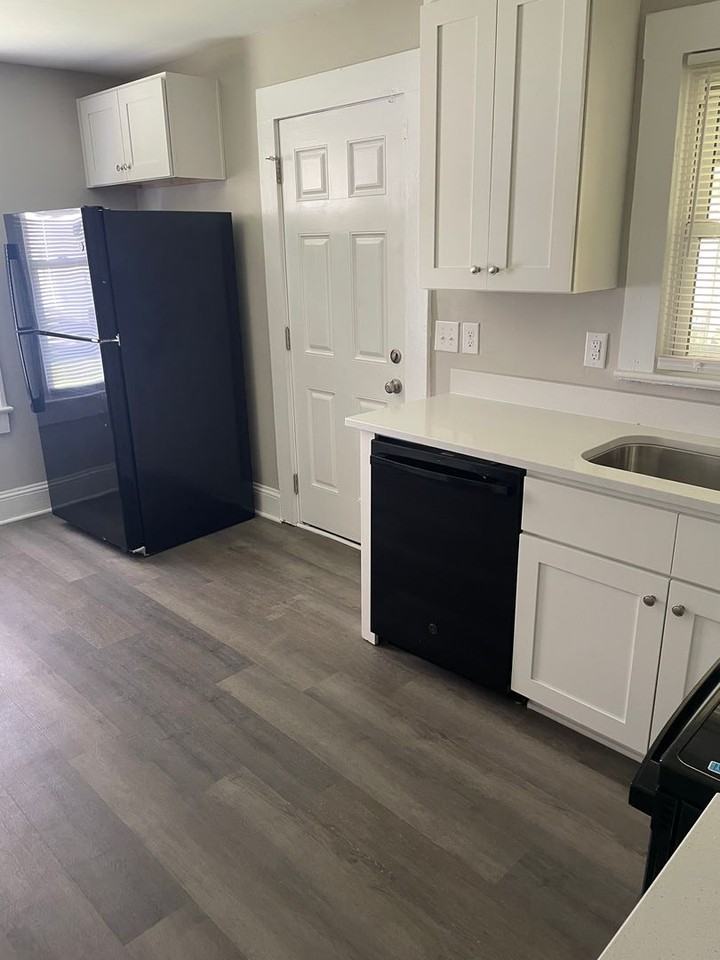 4943 Doris St - Photo 3 of 11